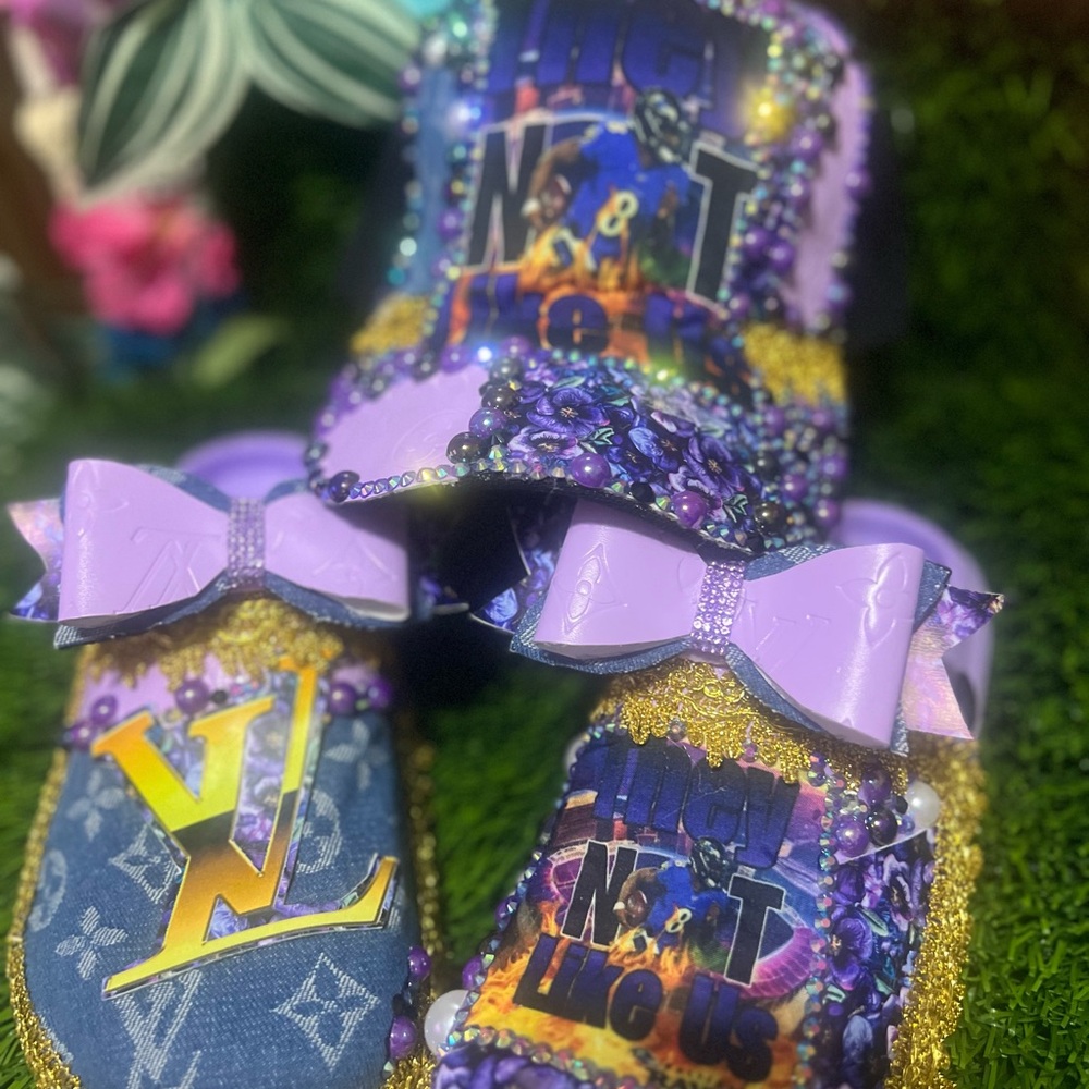 Baltimore ravens clogs and hat